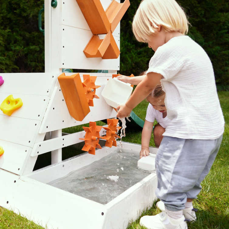 Aloe Outdoor Mini Playset with water fun and kids playing