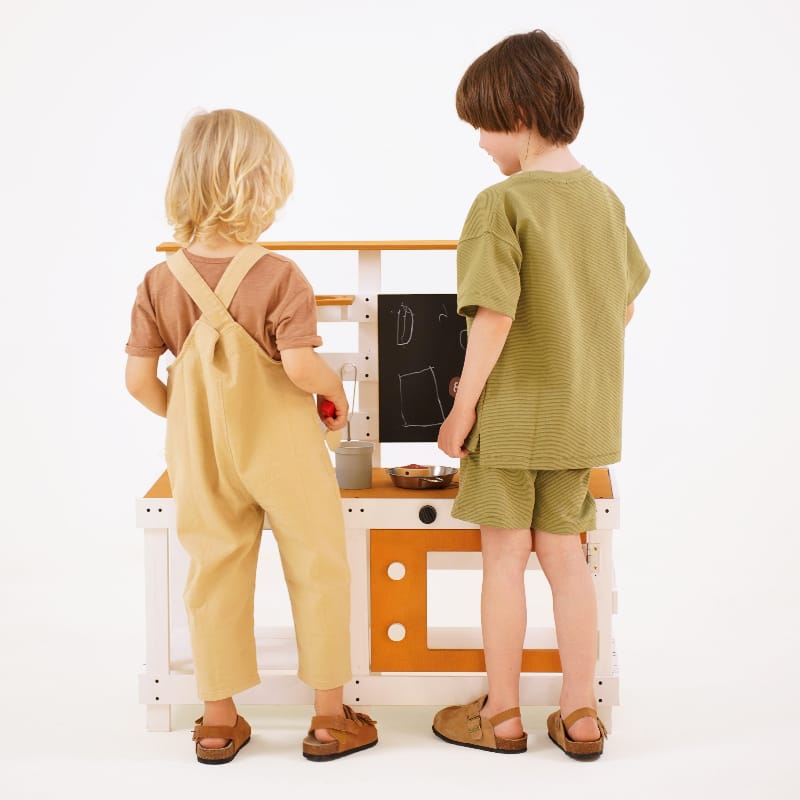 Avenlur Woodland Mud Kitchen – Montessori Outdoor Wooden Play Kitchen with 2 kids playing 