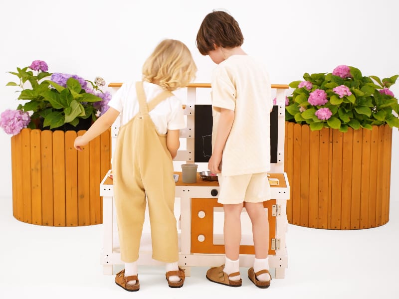 Avenlur Woodland Mud Kitchen – Montessori Outdoor Wooden Play Kitchen with kids playing