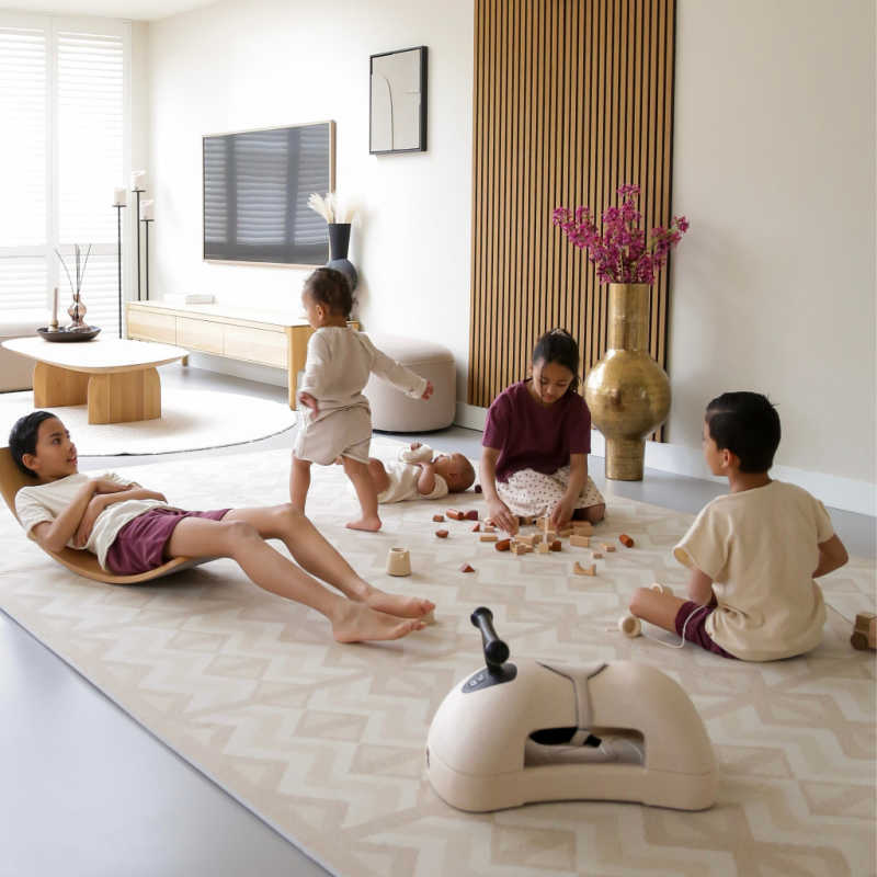 Eeveve Kilim Play Mat Soft Beige (Sand) with kids playing