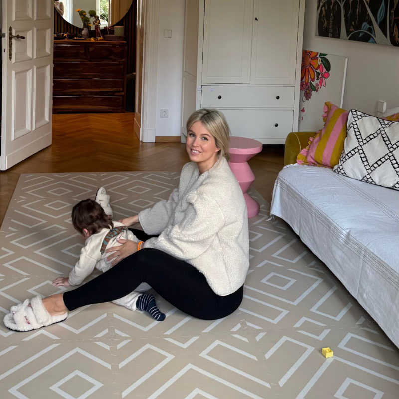Eeveve Modern Blocks - Play Mat in Desert Sand with a mom and kid 