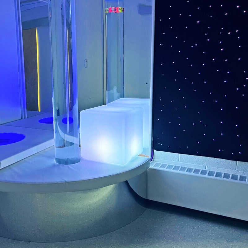 Quadrant tube podium in a room
