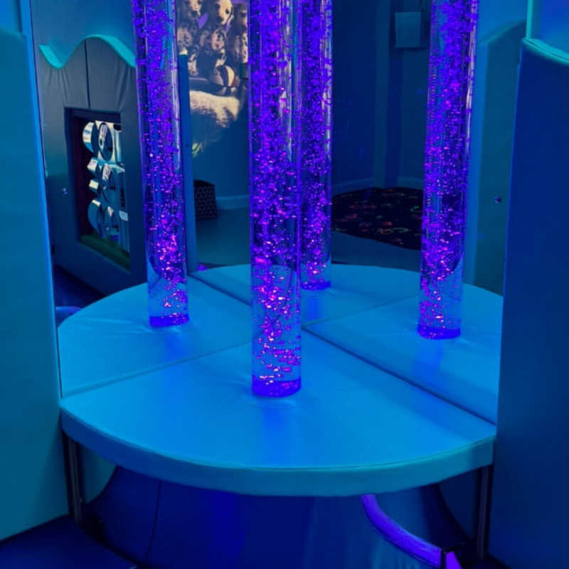 Quadrant tube podium in a corner with mirrors