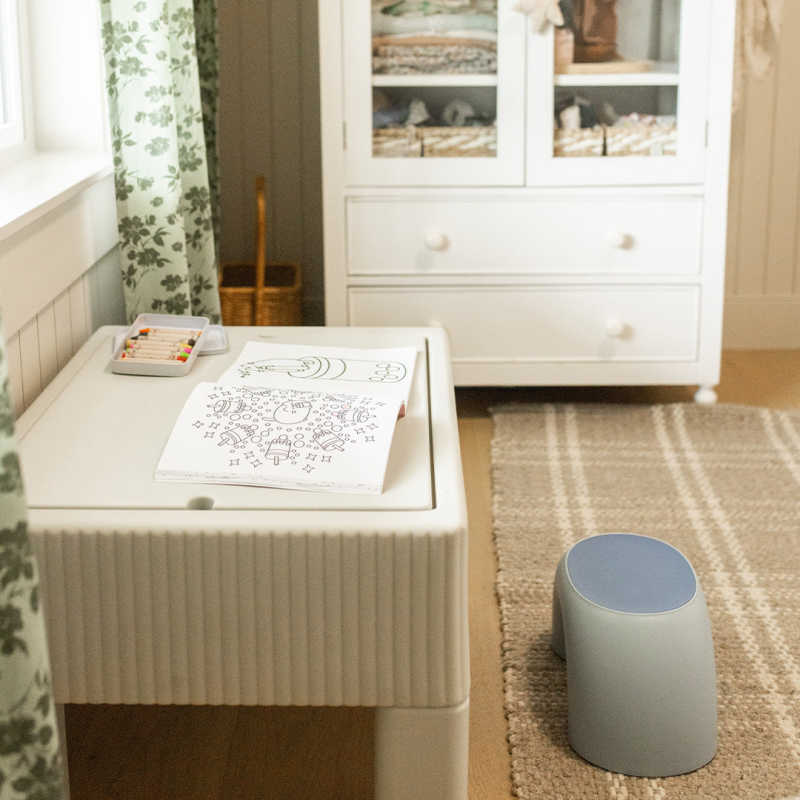 Smol Tide Water & Sensory Table inside with a lid