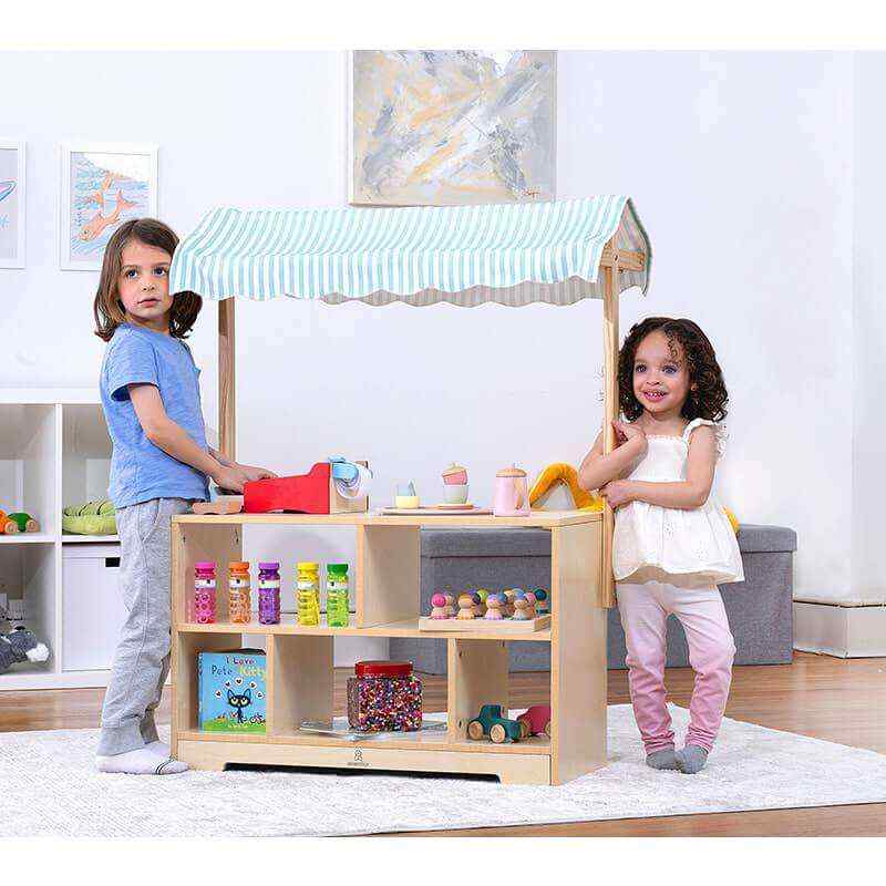 Avenlur Holly Wooden Market Stand – kids standing beside the market stand