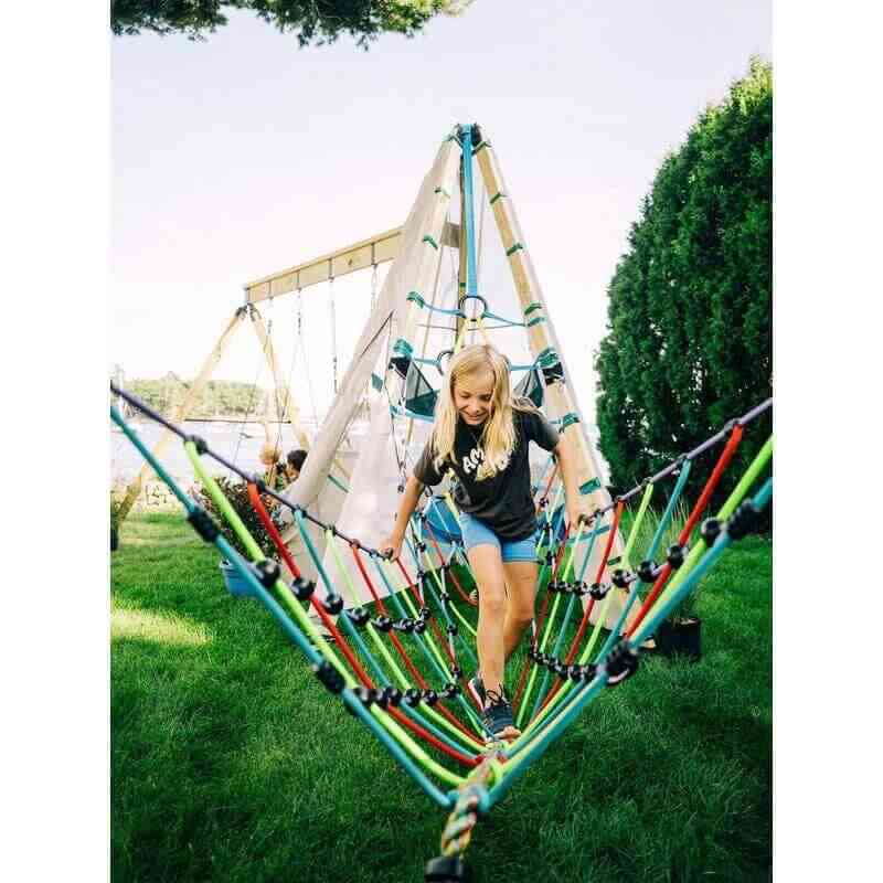 Bijou Big Bijou – child playing on modular structure