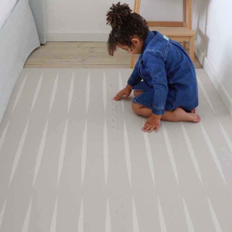 eeveve lucio linen double sided play mat with a girl
