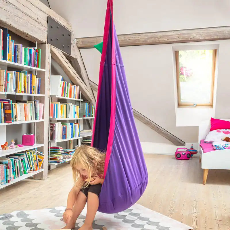 LA SIESTA Joki Lilly Kids Hanging Nest – kid reaching toward the floor