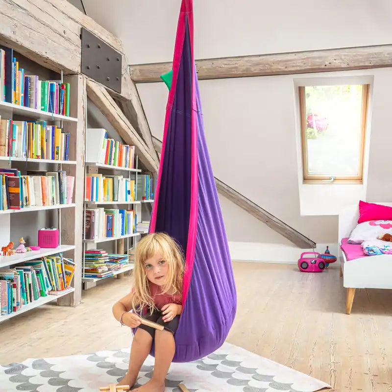 LA SIESTA Joki Lilly Kids Hanging Nest – seated kid leaning toward their feet