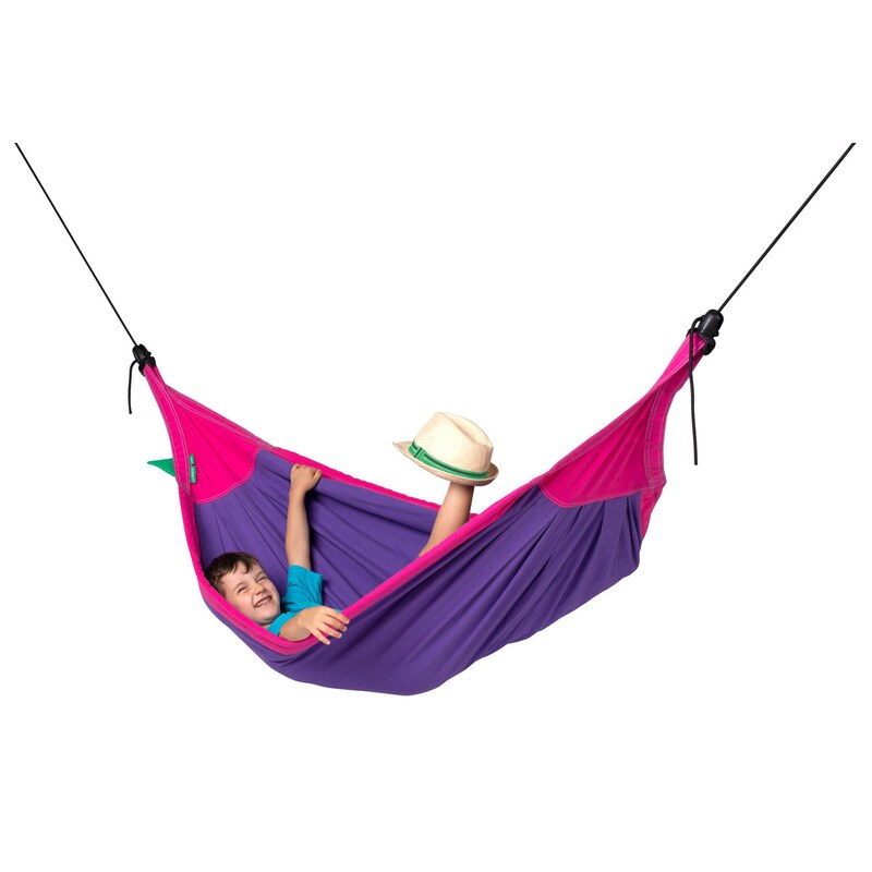 LA SIESTA Moki Lilly Kids Hammock with Suspension – kid resting in the padded hammock