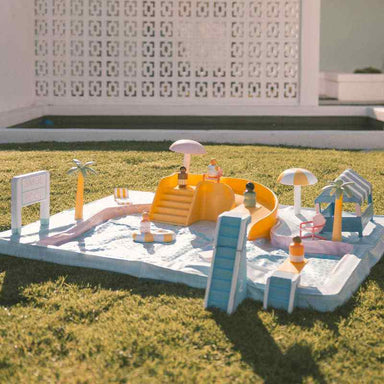 Complete Smol Pool Day Water Table set with poolside accessories and five mini figures
