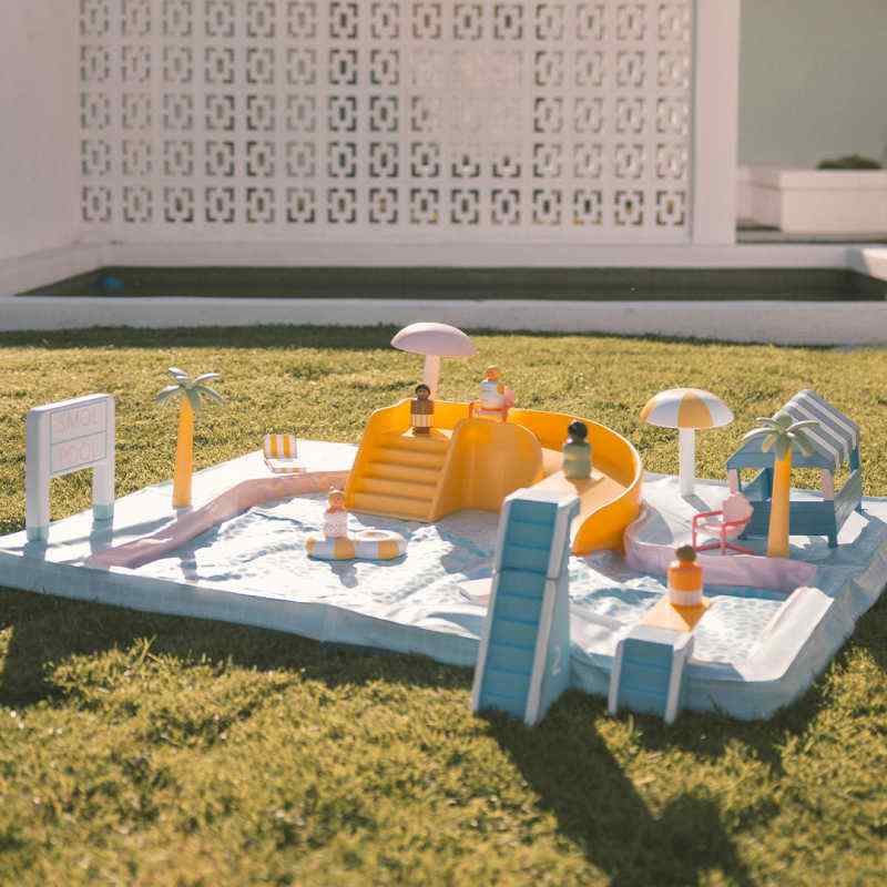 Complete Smol Pool Day Water Table set with poolside accessories and five mini figures